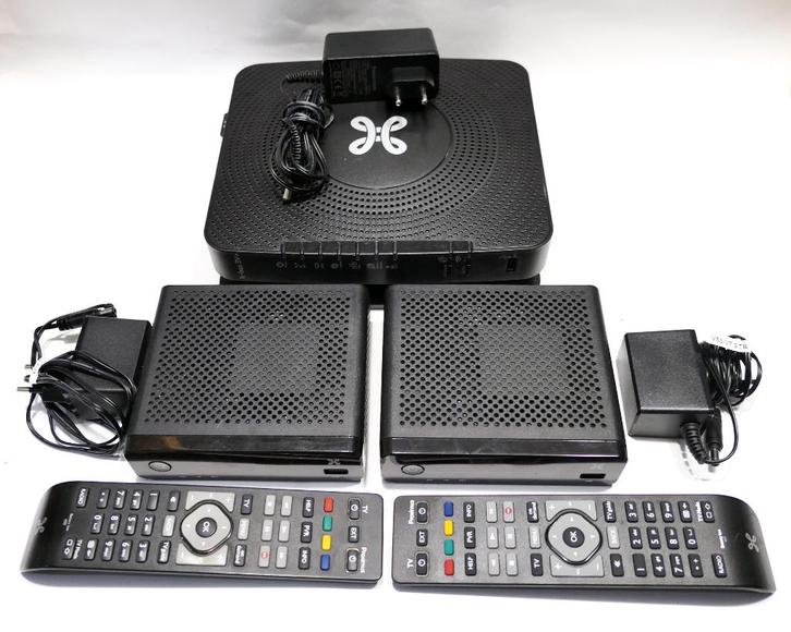 lot 2x TV-Box V5c Compact WS et B-Box 3V+ Proximus (Scarlet), Computers en Software, Routers en Modems, Zo goed als nieuw, Router met modem