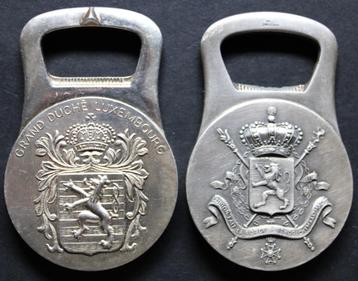 Twee verzilverde flesopeners met Embleem ~Christofle France~ beschikbaar voor biedingen