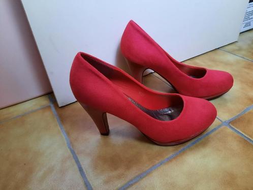 daim rode pumps (39)            NIEUW, Vêtements | Femmes, Chaussures, Neuf, Escarpins, Rouge, Enlèvement ou Envoi