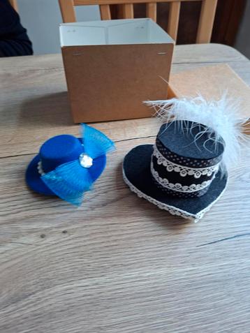 Decoratieve mini hoeden : als accessoires voor poppen  beschikbaar voor biedingen