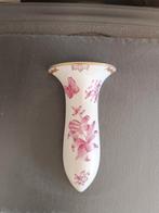 Herend porseleinen wandvaasje. Met roze vlinder en bloemen., Antiek en Kunst, Ophalen of Verzenden