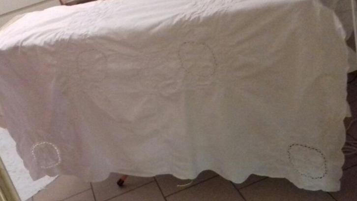 nappe blanche ancienne brodée à la main (270 x165 cm), Huis en Inrichting, Tafelkleden, Ophalen of Verzenden
