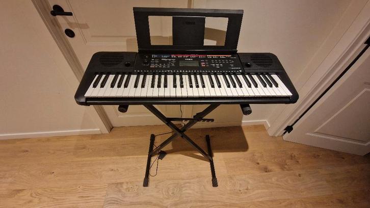 Yamaha PSR E263 met staander, Musique & Instruments, Claviers, Utilisé, 61 touches, Yamaha, Avec pied, Enlèvement
