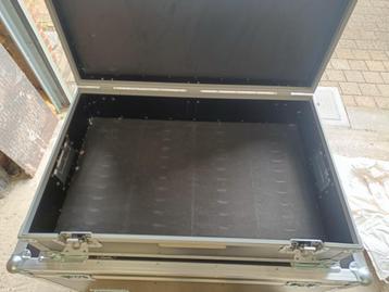 Universele flightcase (2 beschikbaar) beschikbaar voor biedingen