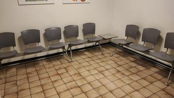 Wachtzaal stoelen 2 x 3 x 3 met tafel