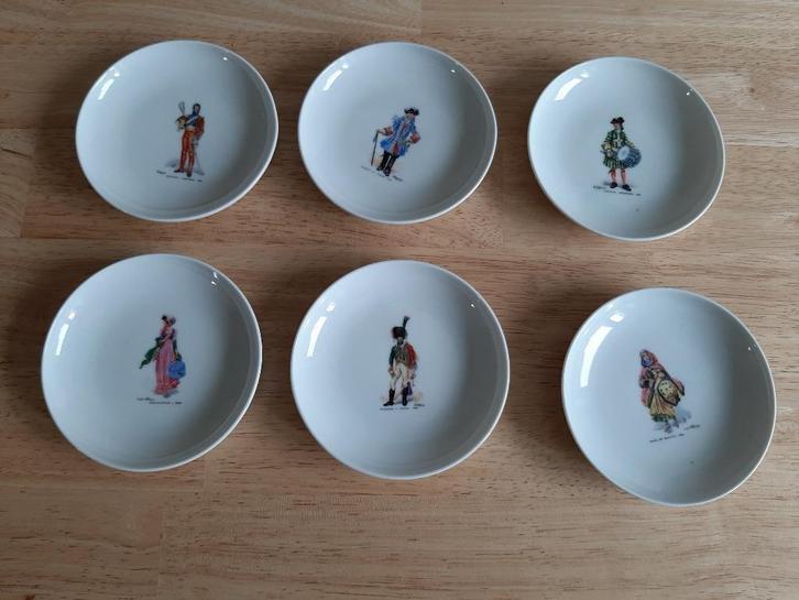 6 schoteltjes met historische figuren, Antiek en Kunst, Antiek | Keramiek en Aardewerk, Ophalen of Verzenden