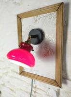 Zwarte rozet wandlamp, rode tulp - messing buis met kogelgew, Gebruikt, Vintage, Ophalen of Verzenden, Glas
