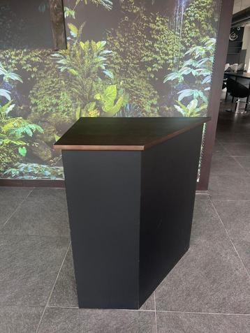 Sokkel, winkeltoogbank beschikbaar voor biedingen