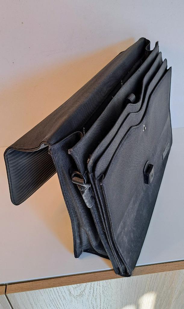 Pierre Cardin aktetas – handig voor je documenten en laptop, Handtassen en Accessoires, Tassen | Schoudertassen, Zo goed als nieuw