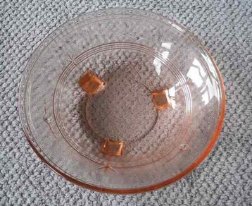 Petite coupe en verre rose beschikbaar voor biedingen