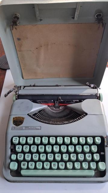 Typemachine, Hermes Baby, en een Urania  beschikbaar voor biedingen