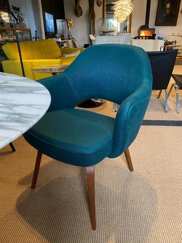 Eero Saarinen, Stoelen, ovalen en Ronde tafels, Le Corbusier