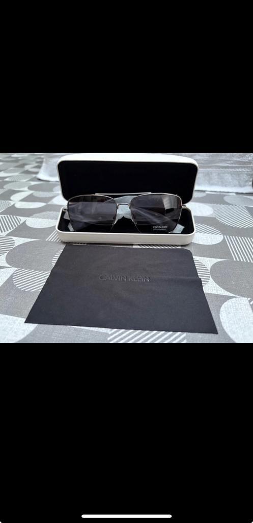 Lunettes de soleil Calvin Klein – Neuves, jamais portées –, Handtassen en Accessoires, Zonnebrillen en Brillen | Heren, Nieuw