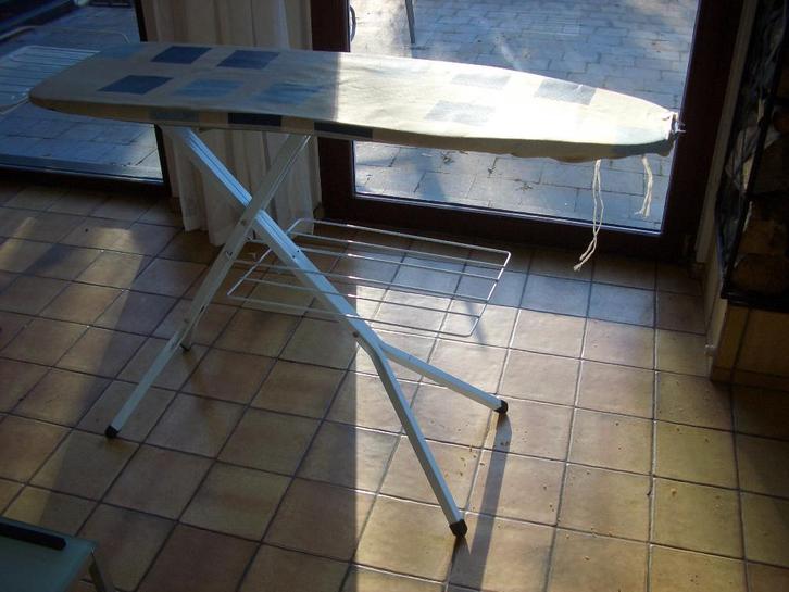 table de repassage pliante et réglable, Electroménager, Fers à repasser & Planches à repasser, Utilisé, Fer à repasser avec cordon