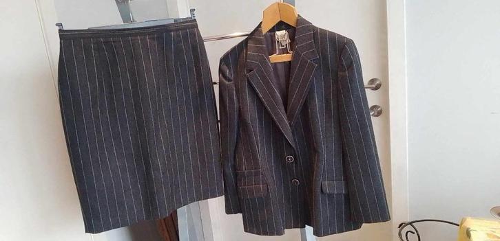 mantelpak blazer + rok dames M46 Versace, Kleding | Dames, Jasjes, Kostuums en Pakken, Zo goed als nieuw, Kostuum of Pak, Maat 46/48 (XL) of groter