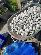 Kruiwagen vol met witte stenen., Gebruikt, Ophalen of Verzenden
