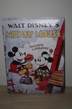 Walt Disney , Mickey in "building a building" , blik plaat, Comme neuf, Mickey Mouse, Enlèvement ou Envoi, Image ou Affiche