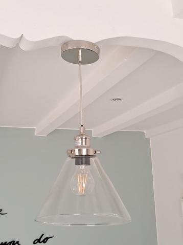 Lot de 3 suspensions et d'une applique murale. beschikbaar voor biedingen