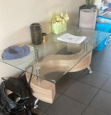 Glas-houten salontafel beschikbaar voor biedingen