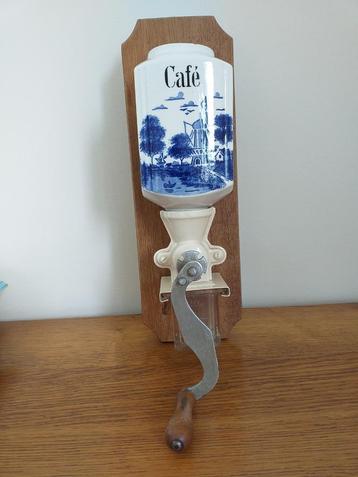 Oude koffiemolen voor aan de muur. beschikbaar voor biedingen