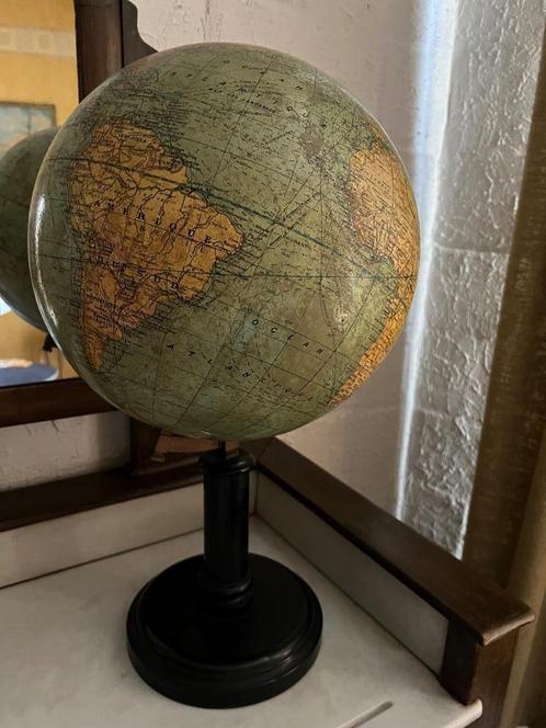 Vintage grote wereldbol op voet -gesigneerd, Antiquités & Art, Antiquités | Accessoires de maison, Enlèvement
