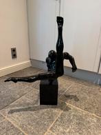 Hedendaagse mannelijke gymnastieksculptuur, marmeren sokkel., Ophalen