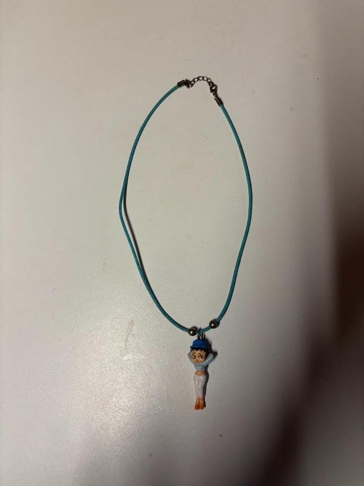 Betty Boop halsketting Turkooisblauw, Verzamelen, Stripfiguren, Zo goed als nieuw, Overige typen, Betty Boop, Ophalen of Verzenden
