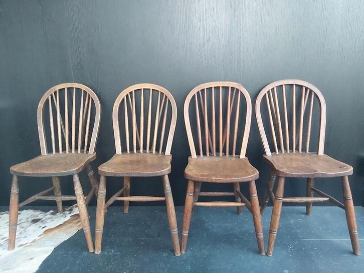 4 oude Engelse Windsor Stick Back stoelen, Antiquités & Art, Antiquités | Meubles | Chaises & Canapés, Enlèvement