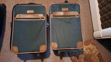 2 identieke koffers / handbaggage beschikbaar voor biedingen