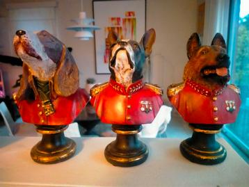 3 beeldjes van hondenbuste in uniform .  beschikbaar voor biedingen