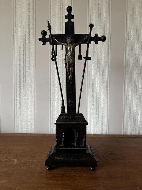 Antiek kruisbeeld met passiewerktuigen – hout en metaal, 20e, Antiek en Kunst, Antiek | Religieuze voorwerpen, Ophalen
