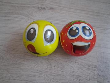 2 kleine leuke balletjes beschikbaar voor biedingen