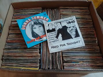 Lot +/- 500 vinyl singles beschikbaar voor biedingen