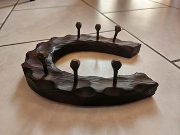 Houten hoefijzer beschikbaar voor biedingen