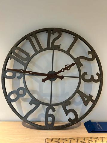 Horloge avec éclairage à l'état neuf, Enlèvement, Comme neuf, Analogique, Horloge murale