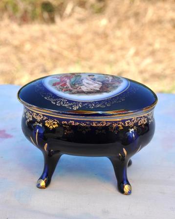 boite a bijoux sur pied en porcelaine decor nymphes  beschikbaar voor biedingen