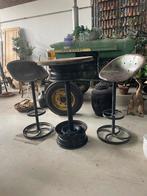 Uniek set tractor krukken en hangtafel/mancave, Ophalen, Zo goed als nieuw