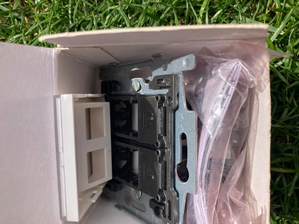 Niko sokkel stp contactdoos 2, Informatique & Logiciels, Boîtiers d'ordinateurs, Enlèvement, Neuf