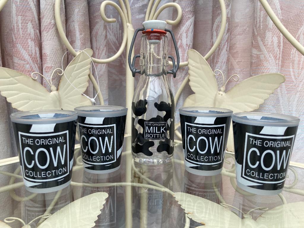 4 glazen en fles met koe motief, Maison & Meubles, Cuisine | Vaisselle, Enlèvement ou Envoi, Comme neuf, Verre, Autres types