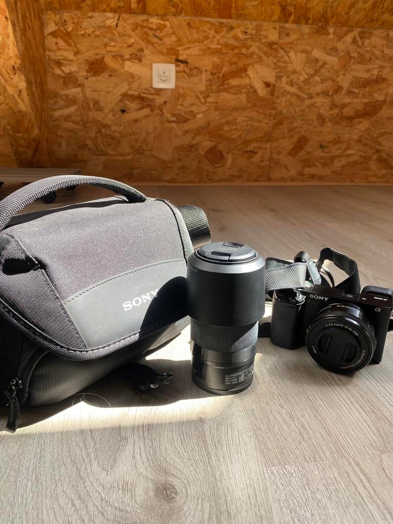 Sony Alpha A6000 + 16-50 mm + zoom 55-210 mm + étui, Enlèvement ou Envoi, Comme neuf, Sony