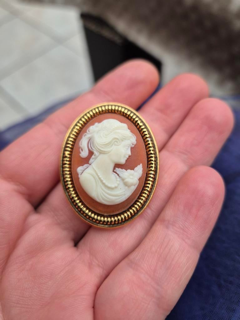 Vintage chique goudkleurige Camee  speld broche, Ophalen of Verzenden