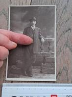 Photo rétro d'un homme en costume, prise à Anvers, Enlèvement ou Envoi