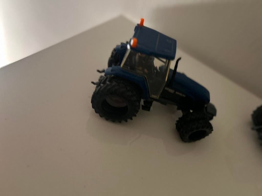 Tracteur Britains New Holland 8560 1:32 — Bon état, Enlèvement ou Envoi, Utilisé, Tracteur et Agriculture, Britains