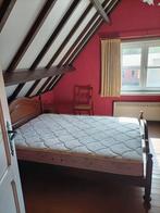 Eike slaapkamer bed met matras en nacht kastje erbij,, Huis en Inrichting, Slaapkamer | Bedden, Ophalen, Bruin, 210 cm, Tweepersoons