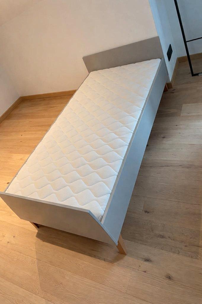 1 persoon bed + matras, Huis en Inrichting, Slaapkamer | Bedden, Zo goed als nieuw, Eenpersoons, 90 cm, 200 cm, Hout, Grijs, Ophalen
