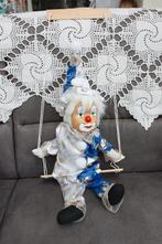 hangende clown op schommel, Verzamelen, Poppen, Ophalen of Verzenden, Zo goed als nieuw, Pop