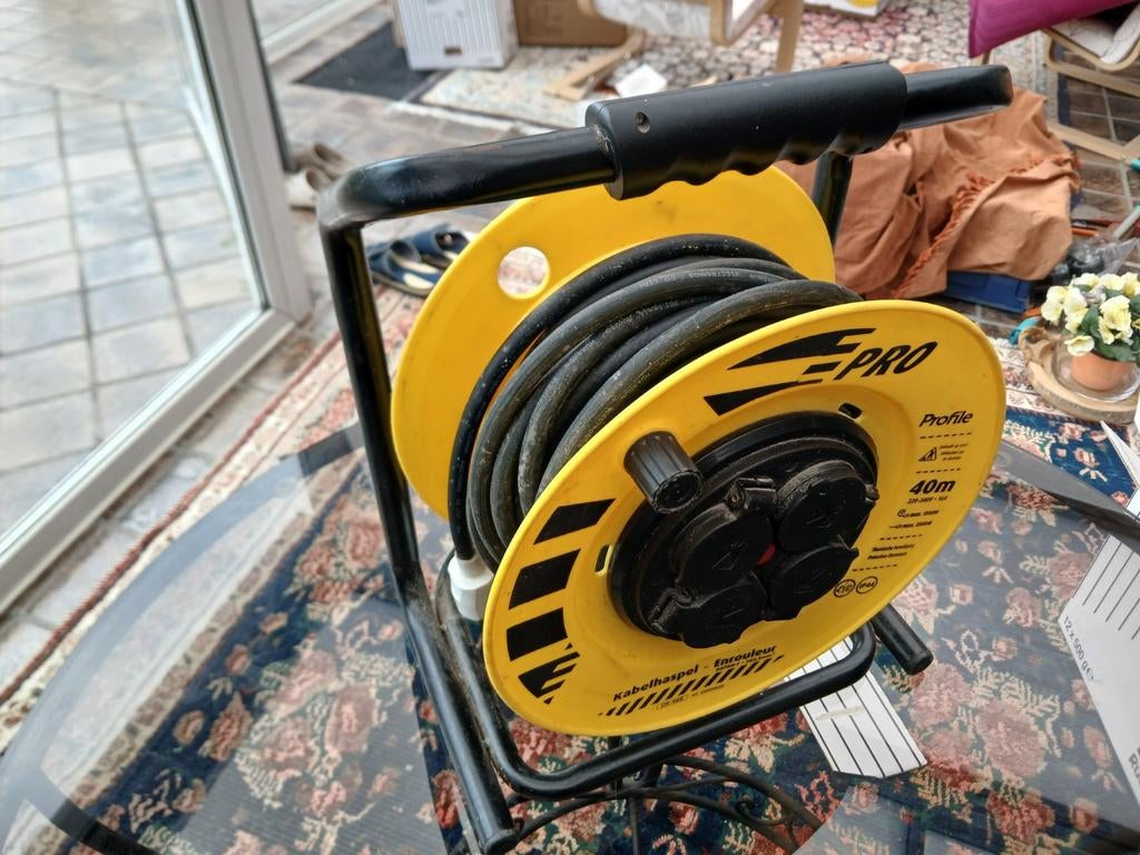 Profile kabelhaspel met 4 extra stopcontacten, Ophalen