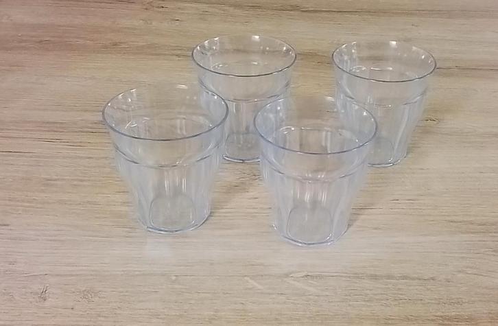 4 stevige plastic glazen (8cm hoog) - geen wegwerp, Collections, Verres & Petits Verres, Utilisé, Enlèvement ou Envoi