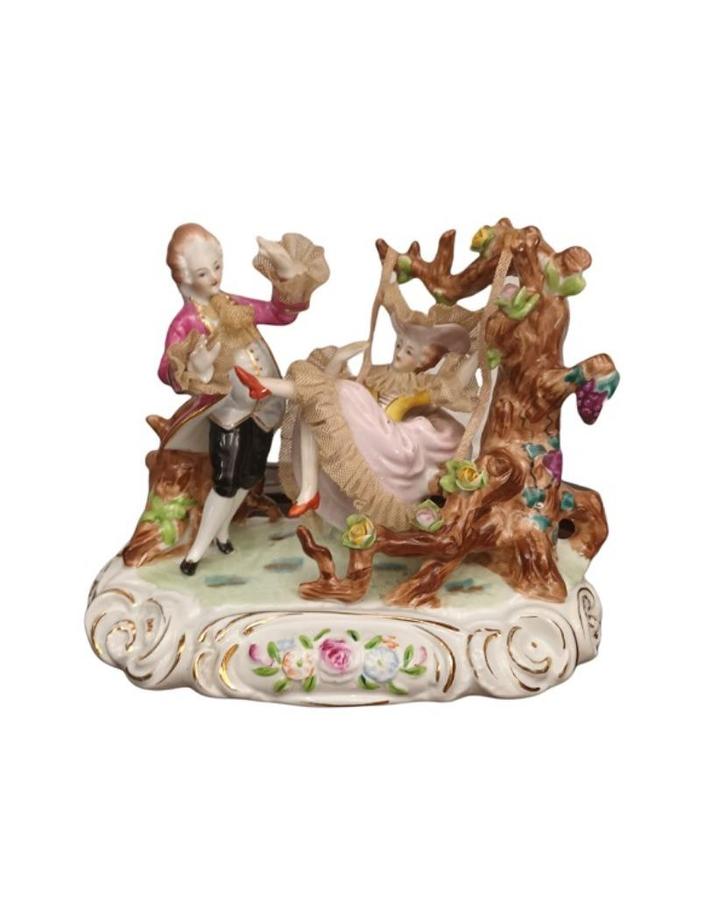 koppel aan de schommel met kantwerk, Antiek en Kunst, Antiek | Porselein, Ophalen