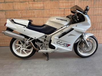 Honda VFR 750 RC36-1 2 stuks + 3 afbraakmoto’s beschikbaar voor biedingen